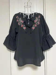 胸元刺繍ブラウス