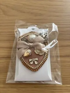 新品 パール リボン エンブレム風ブローチ ピンク ビジュー ゴールド 上品