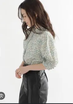 （新品未使用）BEAMS HEART / 袖シャーリング 花柄ブラウス