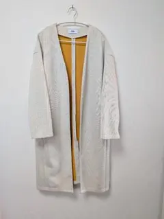 アイボリーとイエローのロングコート