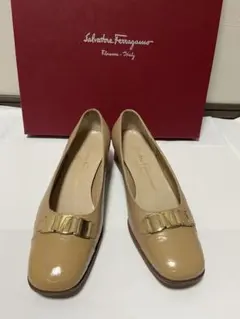 Salvatore Ferragamo ベージュ フラットシューズ