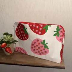 ‪ ·͜·♡‬新柄大きないちごの中に小さないちごぺったんこポーチバッグインバッグ