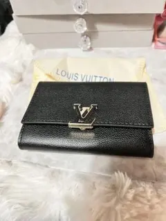 人気ポルトフィルユカプシーヌLouis Vロゴ三つ折り財布 ブラック