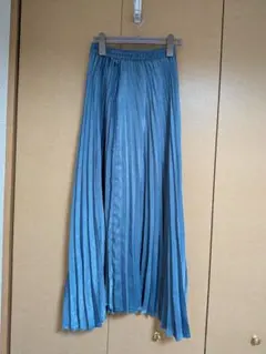アズノウアズ　青　サテン風　プリーツスカート