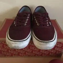 バーガンディ スニーカー