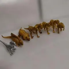 【アミューズメント景品】恐竜フィギュア 8体セット 金色6体と銀色1体
