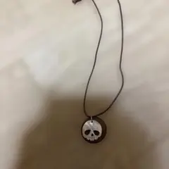 スカルと木製円形のネックレス