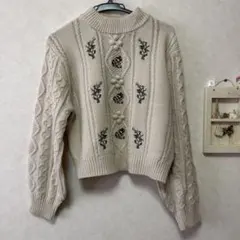 美品【INGNI】花柄刺繍入りベージュニットセーター イング