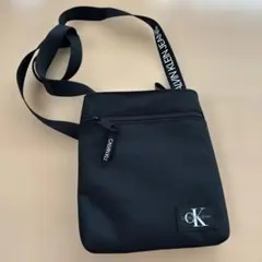 s*n様 Calvin Klein Jeans ショルダーバッグ ブラックのサムネイル