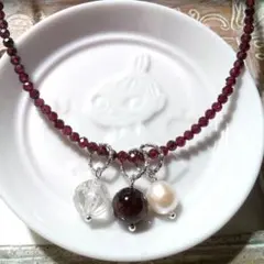 ガーネットのネックレス　３つのチャーム付き