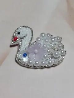 白鳥　 ビーズ刺繍ブローチ　 ハンドメイド