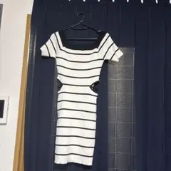 オフショルダー白黒ストライプミニワンピース