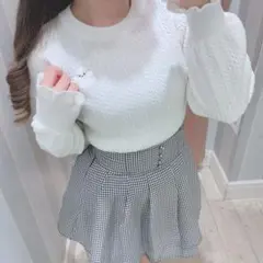 evelyn オリジナル犬刺繍ニット ホワイト 長袖 ケーブルニット フリル袖のサムネイル