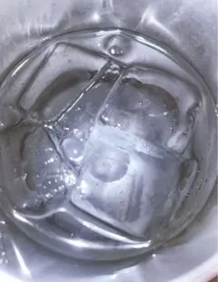 金属製容器の透明な氷