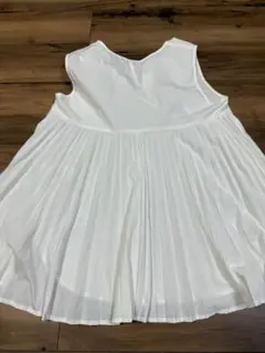 ホワイト ノースリーブシャツ M プリーツ