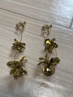 ゴールド花モチーフロングイヤリング