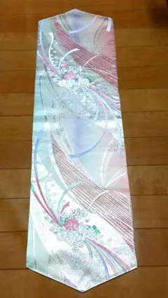 プラチナ輝くテーブルランナー