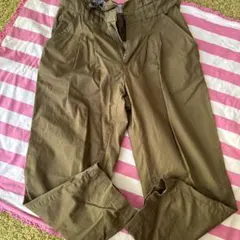 カーキ色ロングパンツ ポケット付き
