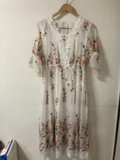美品　ｃａｗａｉｉ　ロングワンピース　刺繍 花柄