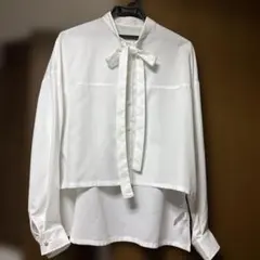 ホワイトリボン付きボウタイシャツ