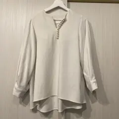 TONAL トーナル パールボタン付き 長袖ブラウス ホワイト オフィスコーデのサムネイル