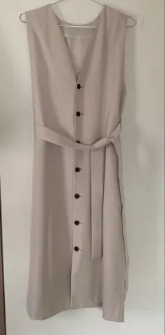 ベージュのノースリーブワンピース