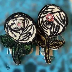 ミナペルホネン　ハンドメイドブローチ　r oｓy ２点