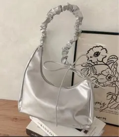 ショルダーバッグ　シルバー　ギャザー