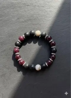 安定と情熱のコントラストブレスレット
