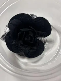 黒のフラワーコサージュ
