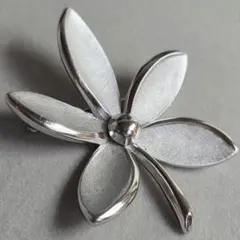 クラウントリファリ フラワー ブローチ シルバー 上品 アメリカヴィンテージ