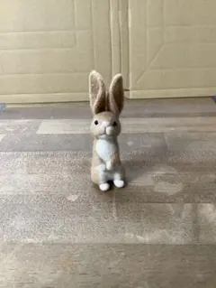 【新品)羊毛フェルト ウサギの置物 約10cm