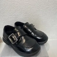 黒いバックル付きローファー