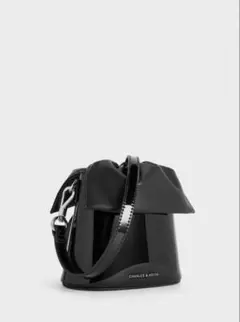 CHARLES & KEITH チャールズアンドキース　エナメルバケットバッグ