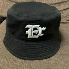 黒いバケットハット Eロゴ刺繍