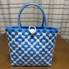 ppバンド青と白の幾何学模様のかごバッグ