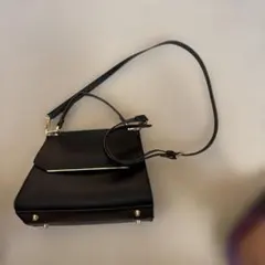 ブラックショルダーバッグ ゴールド金具付き