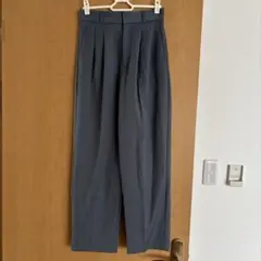 GU グレーと青の間の色　プリーツ入り ワイドパンツ