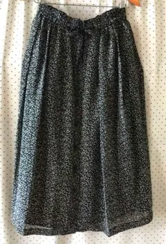 フレアロングスカート　 黒　小花柄　前開き