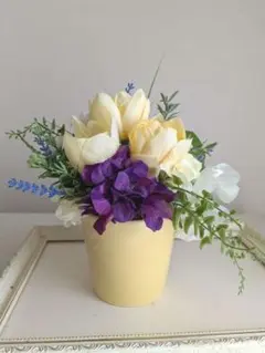黄色と紫のアーティフィシャルフラワーアレンジメント