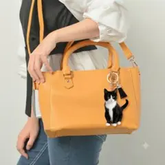 猫 キーホルダー チャーム 黒白猫　ハチワレ　癒し　アクリル