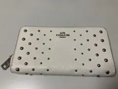 COACHスタッズ長財布 ホワイトベージュ 写真2.3枚目革の捲れ有り