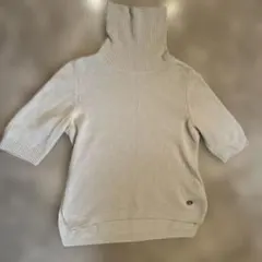 クリーム色 ハイネック 半袖ニット
