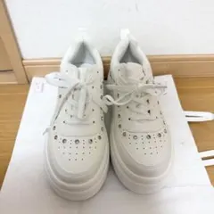 ホワイト スタッズ付き 厚底スニーカー