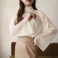 美品✨完売品〔Acka.〕 sheer flare blouse whiteのサムネイル
