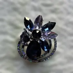 青系のクリスタル調ストーン装飾　花形ブローチ