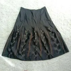 フレアスカート 黒 40サイズ リーフ刺繍 製 高見え 上品　ひざ丈
