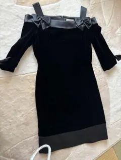 黒のオフショルダーベルベットドレス
