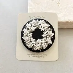 モコ花 刺繍ブローチ 薄ピンク×ネイビー生地 - メルカリ