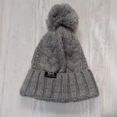 グレー ケーブル編み ニット帽 ポンポン付き